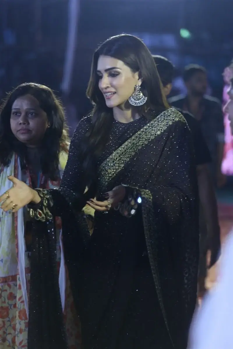 ACTRESS KRITI SANON IN BLACK SAREE AT ADIPURUSH MOVIE PRE RELEASE EVENT 12